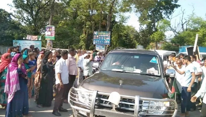জি এম কাদেরকে রাস্তায় আটকে মনোনয়ন দাবি