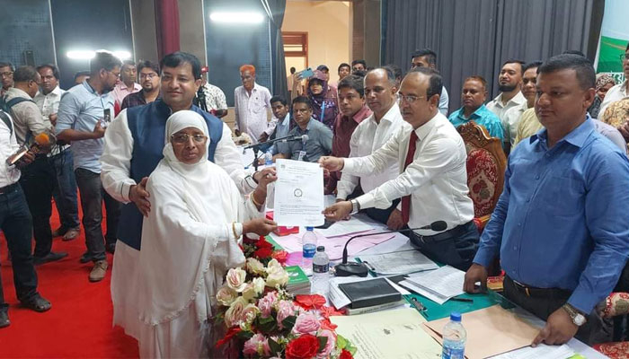 জাহাঙ্গীরের মা পেলেন টেবিল ঘড়ি, রনি পেয়েছেন হাতি