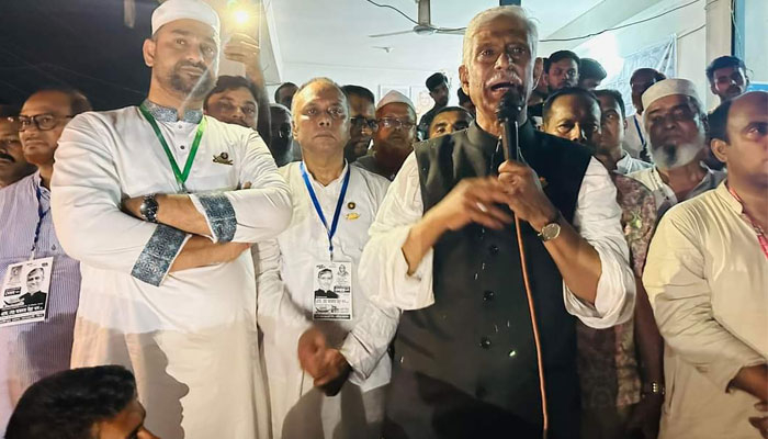 একদিনে ২৭ পথসভা করলেন আজমত উল্লা