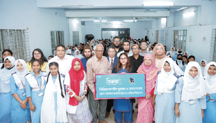ফ্রেশ অনন্যা স্যানিটারি ন্যাপকিন বিতরণ করল এমজিআই