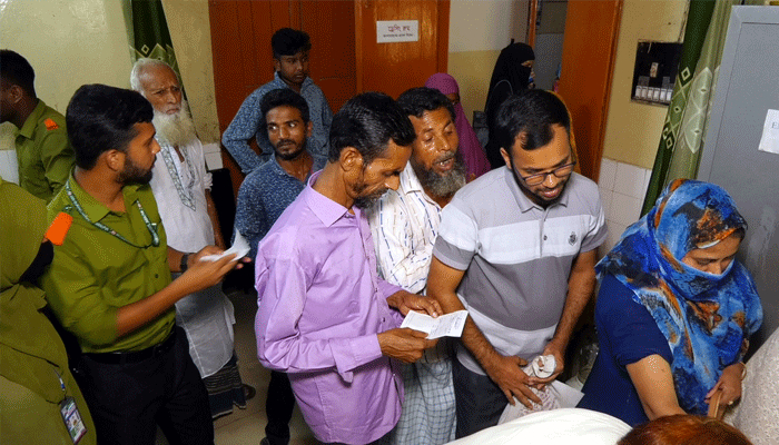 রাস্তায় বের হলেই কামড়ে দিচ্ছে পাগলা কুকুর, ভ্যাকসিন সংকট