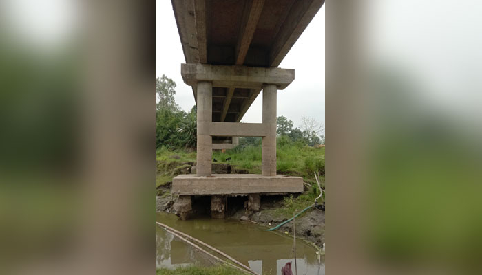 মাটি সরে যাওয়ায় ঝুঁকিতে গাজীখালী নদীর সেতু