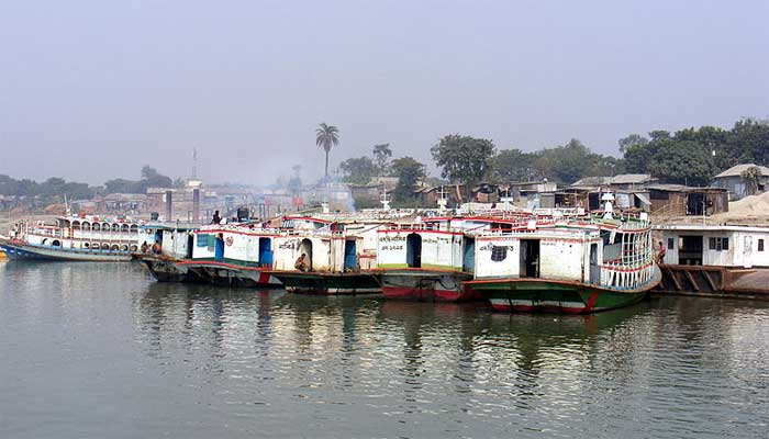 পাটুরিয়া-দৌলতদিয়া ও আরিচা-কাজীরহাট নৌপথে লঞ্চ চলাচল বন্ধ