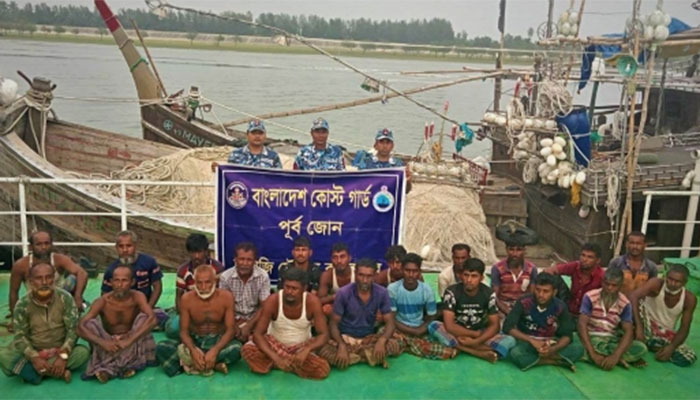গভীর সমুদ্র থেকে ২১ জেলে উদ্ধার