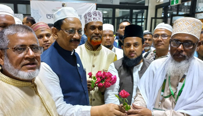 মদিনার উদ্দেশে চট্টগ্রাম ছেড়েছেন ৪১৯ হজযাত্রী