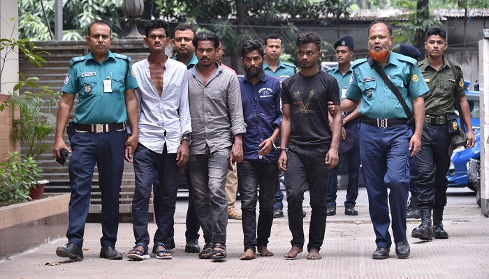 ছিনিয়ে নেওয়া পিকআপ দিয়ে ডাকাতি করে ওরা