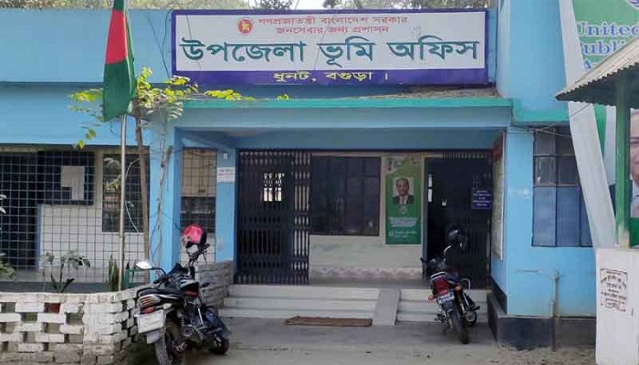 ধুনট ভূমি অফিসে জমির জন্য জিম্মি মানুষ