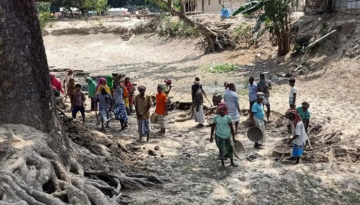 দরিদ্রদের কর্মসংস্থান প্রকল্পে ‘ভিআইপি’ শ্রমিক