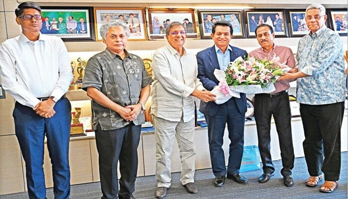 আজীবন সম্মাননা পাওয়ায় মতিউর রহমান চৌধুরীকে নোয়াবের অভিনন্দন