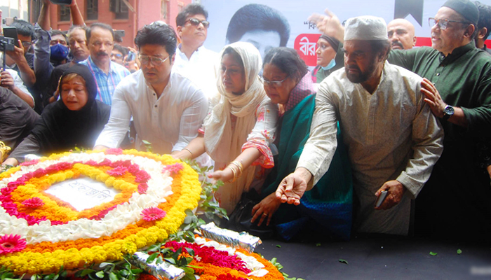 নায়ক ফারুককে শ্রদ্ধা-ভালোবাসায় শেষ বিদায়