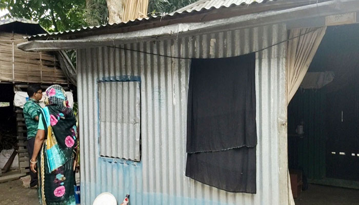 কোটালীপাড়ায় কবরের উপর ঘর নির্মাণের অভিযোগ