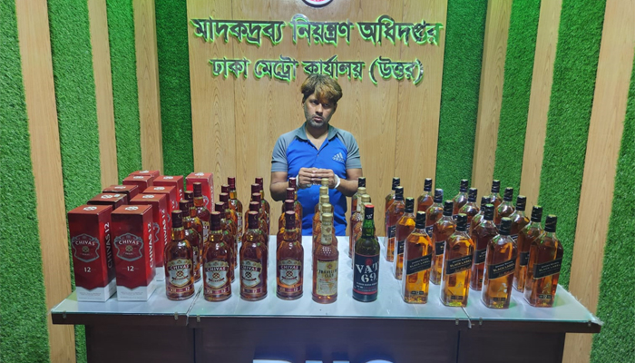 রাজধানীতে ৫৬ বোতল বিদেশি মদসহ গ্রেপ্তার ১