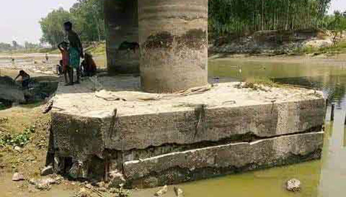 কাজ শেষ না হতেই ২৭ কোটি টাকার সেতুতে ফাটল