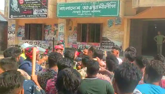 তোরণ অপসারণের নোটিশ নিয়ে মেয়র ও এমপির সমর্থকদের সংঘর্ষ, আহত ১০