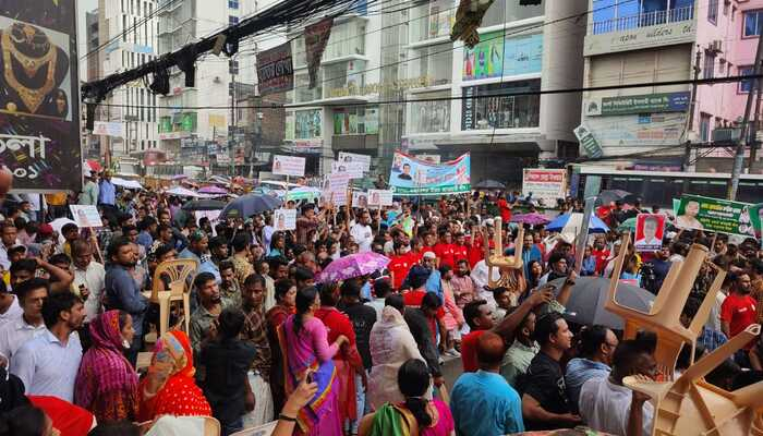 বৃষ্টির মধ্যেও রাজধানীতে আওয়ামী লীগের বিক্ষোভ-মিছিল