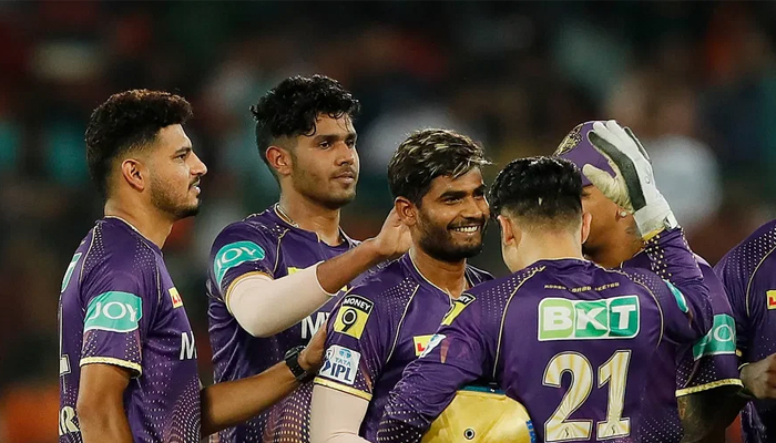 নাটকীয় জয়ে প্লে অফের দৌড়ে টিকে রইল কলকাতা