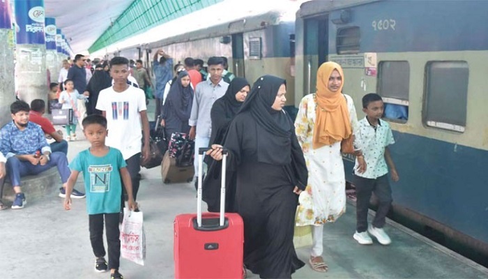 চট্টগ্রামে বাস-ট্রেনে ঘরমুখো মানুষের ভিড় চট্টগ্রামে বাস-ট্রেনে ঘরমুখো মানুষের ভিড়