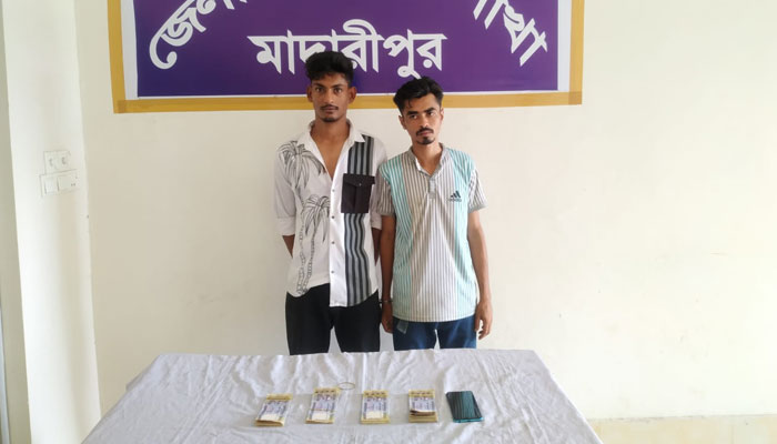 কোরবানির হাটে জাল নোট ছড়িয়ে দেওয়ায় গ্রেপ্তার ২ কোরবানির হাটে জাল নোট ছড়িয়ে দেওয়ায় গ্রেপ্তার ২