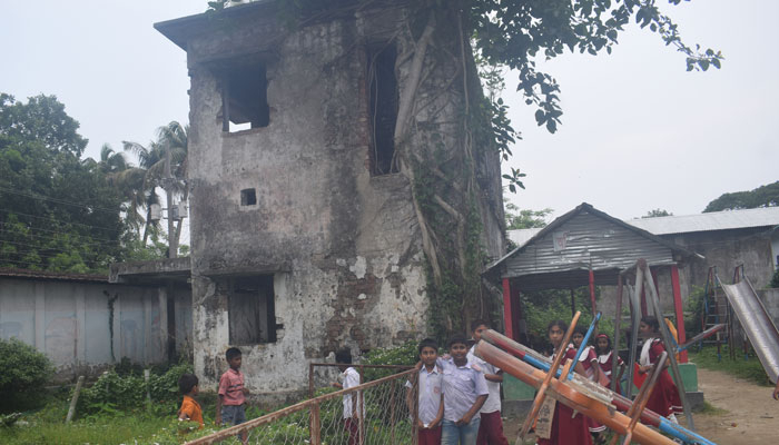স্কুল মাঠে ঝুঁকিপূর্ণ ভবন, মাদকসেবীদের আড্ডা স্কুল মাঠে ঝুঁকিপূর্ণ ভবন, মাদকসেবীদের আড্ডা