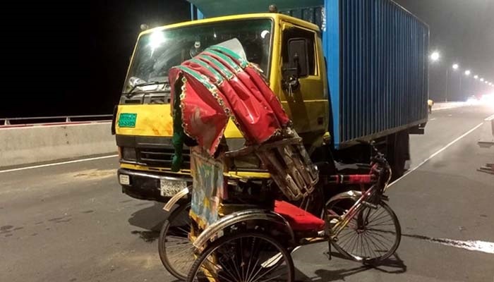 গভীর রাতে অটোরিকশা নিয়ে পদ্মা সেতুতে যুবক গভীর রাতে অটোরিকশা নিয়ে পদ্মা সেতুতে যুবক