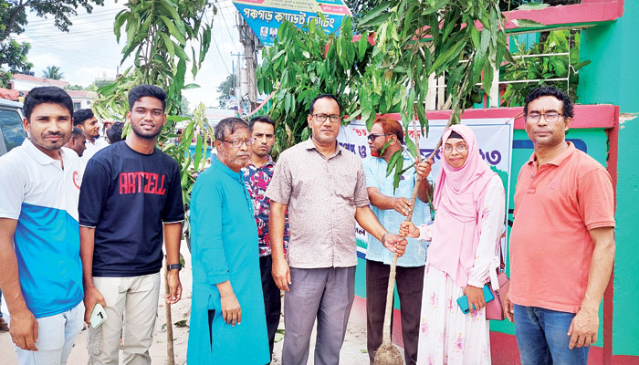 পঞ্চগড়ে চারা বিতরণ ও বৃক্ষরোপণ পঞ্চগড়ে চারা বিতরণ ও বৃক্ষরোপণ
