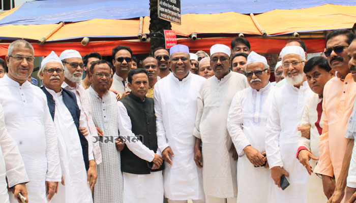 মাজার জিয়ারতের মাধ্যমে প্রচারণায় নৌকার প্রার্থী মাজার জিয়ারতের মাধ্যমে প্রচারণায় নৌকার প্রার্থী