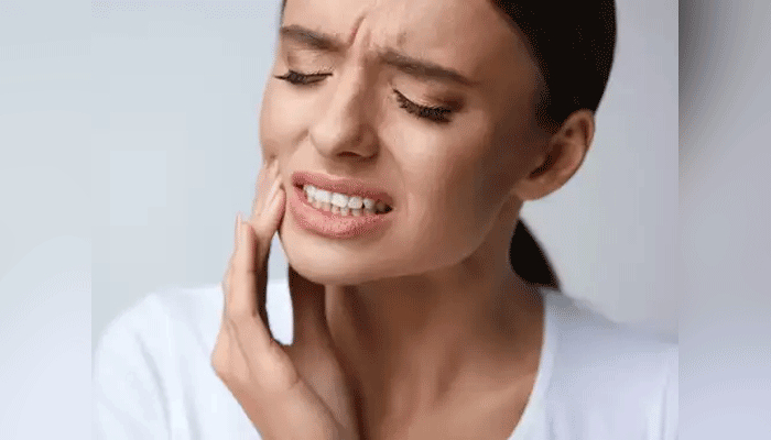 মাঝরাতে হঠাৎ করেই দাঁতে অসহ্য ব্যথা? কী করবেন