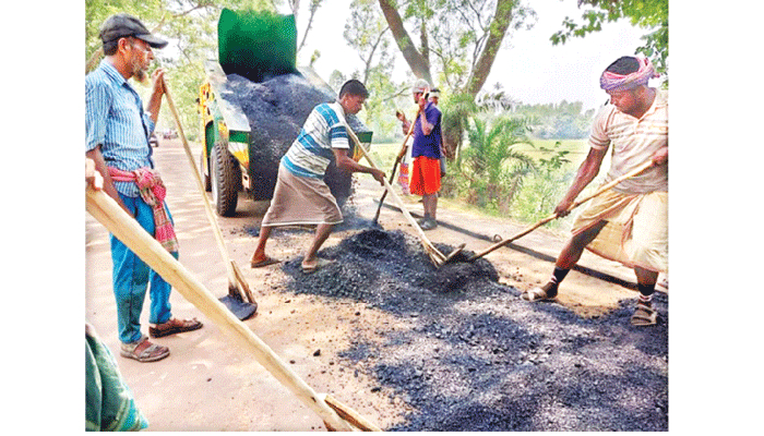 প্রকৌশলীর গাফিলতিতে বিটুমিন ছাড়াই কার্পেটিং