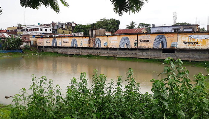 সুপেয় পানির পুকুর পাড়ে মার্কেট নির্মাণে ইজারা