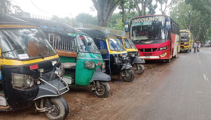 বাস টার্মিনাল না থাকায় সড়কে ঝুঁকিতে যাত্রীরা