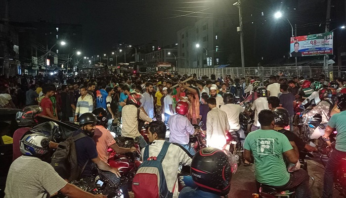 ঢাবি ছাত্রদের মারধর, ফ্লাইওভারের ওঠানামার রাস্তা অবরোধ