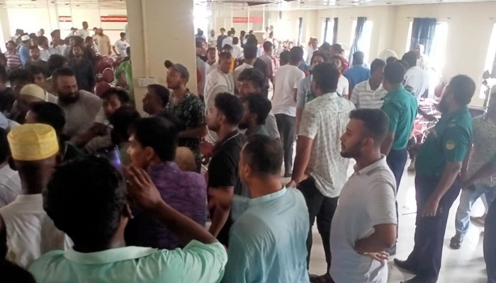 গাজীপুরে আ'লীগের মূল্যায়ন সভায় দুই গ্রুপের চেয়ার ছোড়াছুড়ি