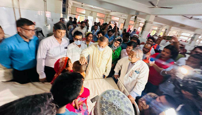 হায়েনার কামড়ে হাতছিন্ন শিশু সাঈদকে দেখতে পঙ্গু হাসপাতালে তথ্যমন্ত্রী