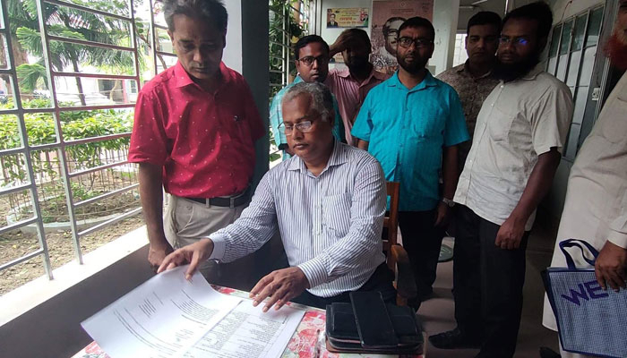 অফিস তালাবদ্ধ বারান্দায় দাপ্তরিক কাজ অধ্যক্ষের