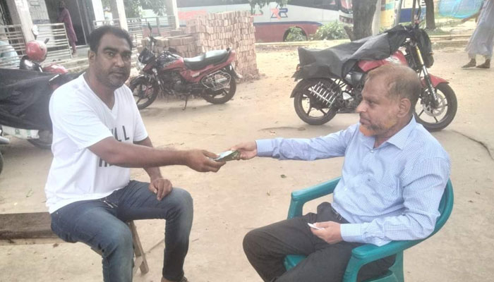 কুড়িয়ে পাওয়া লাখ টাকার মালিকের সন্ধানে ফেসবুকে পোস্ট