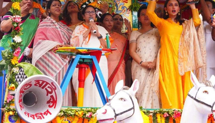 কলকাতায় রথে রশিতে টান দিয়ে শান্তির বার্তা মমতার