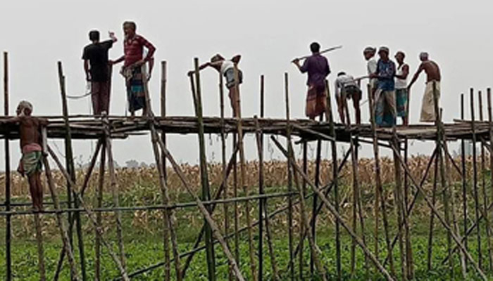 এলাকাবাসীর টাকায় ১৮০ ফুট সাঁকো
