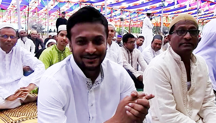 মাগুরা শহরে ঈদ জামাতে সাকিব, দেশবাসীকে শুভেচ্ছা