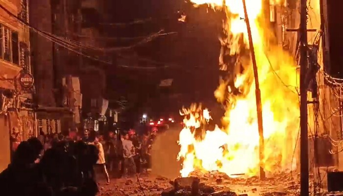 আড়াই ঘণ্টায়ও নেভেনি ওয়ারীর গ্যাস লাইনের আগুন