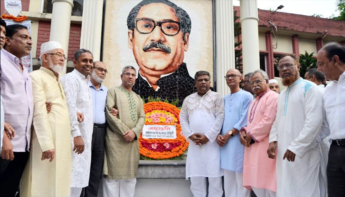 বঙ্গবন্ধুর প্রতিকৃতিতে শ্রদ্ধা জানালেন সিসিকের নবনির্বাচিত মেয়র আনোয়ারুজ্জামান
