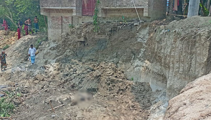 ফরিদপুরে নির্মাণাধীন ব্রিজের মাটি ধসে তিন শ্রমিকের প্রাণহানিতে ঠিকাদারকে দুষছেন এলাকাবাসী