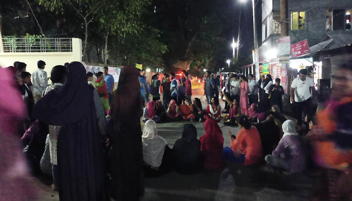কুবির শেখ হাসিনা হলে শিক্ষার্থীদের আন্দোলন