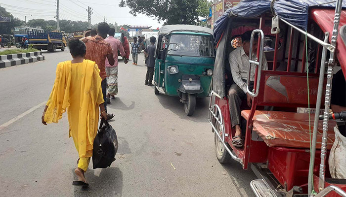 রাজবাড়ীতে হঠাৎ বাস ধর্মঘট, ভোগান্তিতে যাত্রীরা