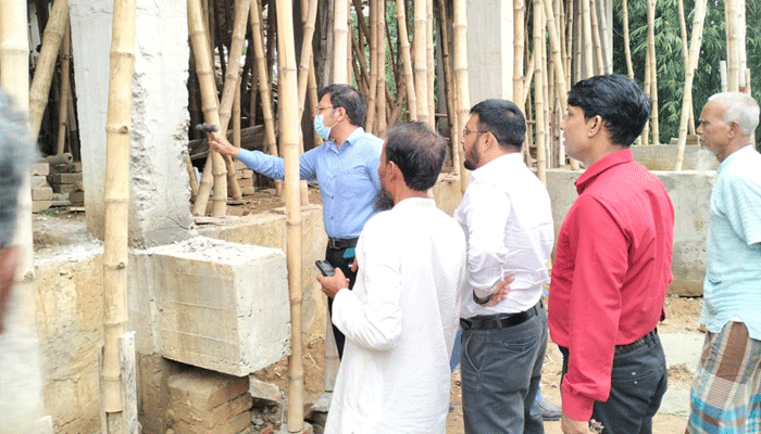 টোকা দিলেই খসে পড়ে ভবনের নির্মাণসামগ্রী
