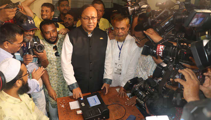 ভোট দিলেন খায়রুজ্জামান লিটন