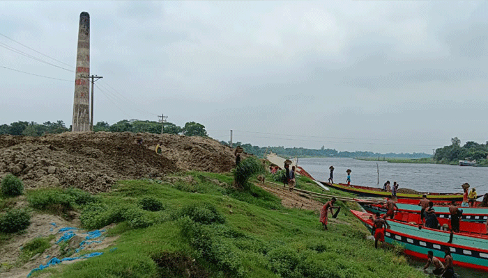 পুরোনো ইট মাটি ফেলে মেঘনা নদী দখল
