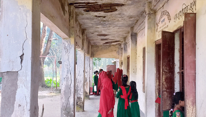 ঝুঁকিপূর্ণ ভবনে পাঠদান