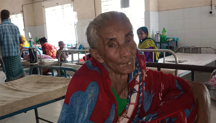 বৃদ্ধা মাকে যাত্রী ছাউনিতে ফেলে গেছে সন্তানরা