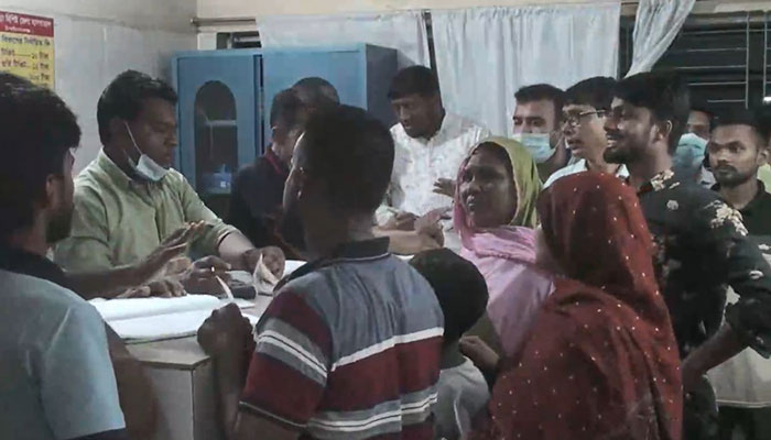 নাটক মঞ্চস্থের সময় বিষক্রিয়ায় অসুস্থ ১৮ শিল্পী