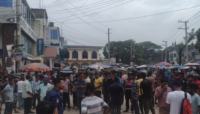 জুড়ীতে ছাত্রলীগের সংঘর্ষে অটোরিকশা ভাঙচুর, চালকদের সড়ক অবরোধ